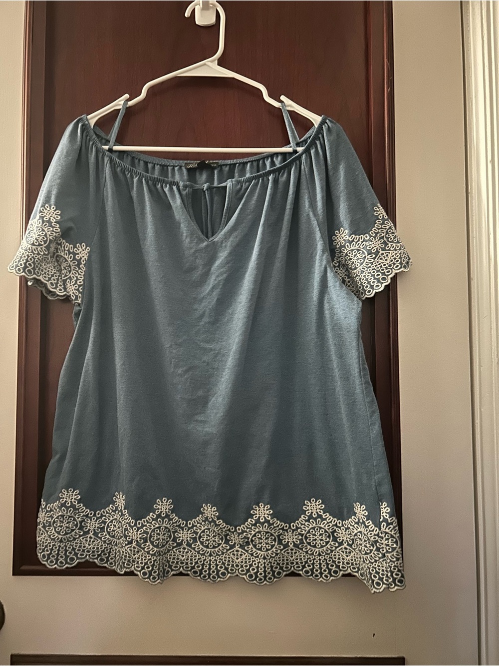Adrianna Papell knit top size L embroidered white short sleeves peasant style